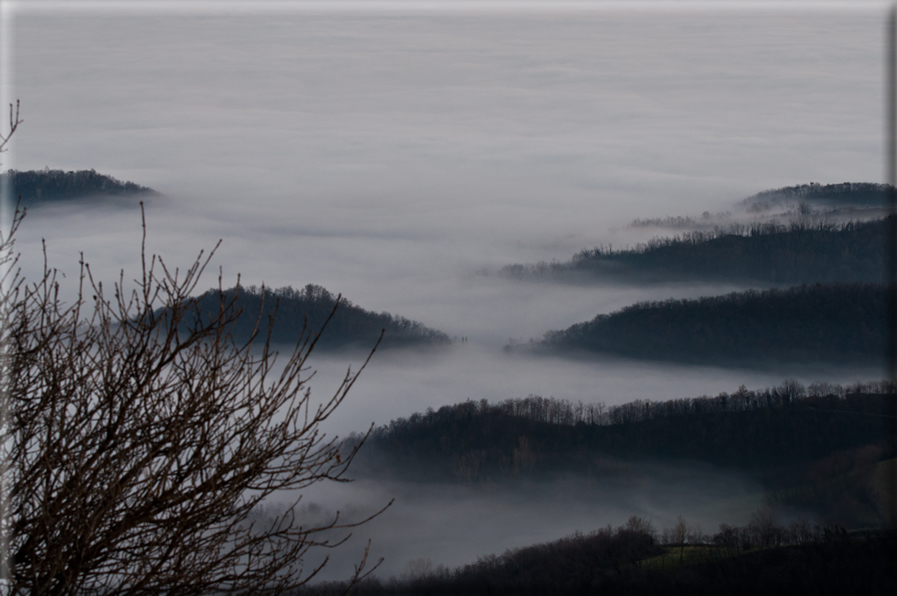 foto Colline nella nebbia al Tramonto